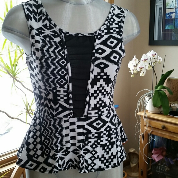 Sleeveless top - Picture 1 of 3